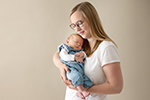 Mutter kuschelt mit Baby